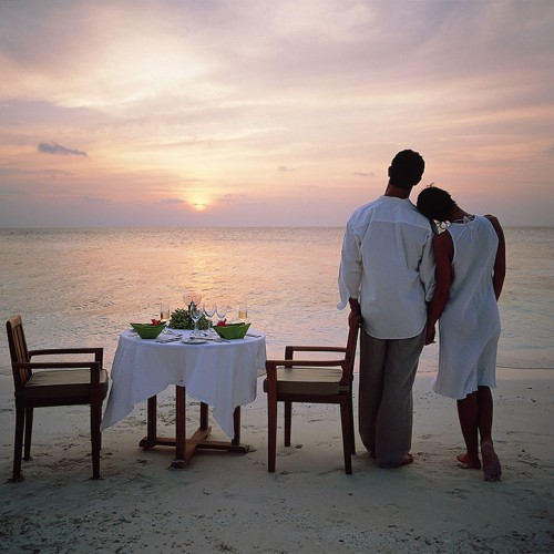 27798282-H1-ANMI_Restaurant_SandBankDining_Couple-Sandbank-dining