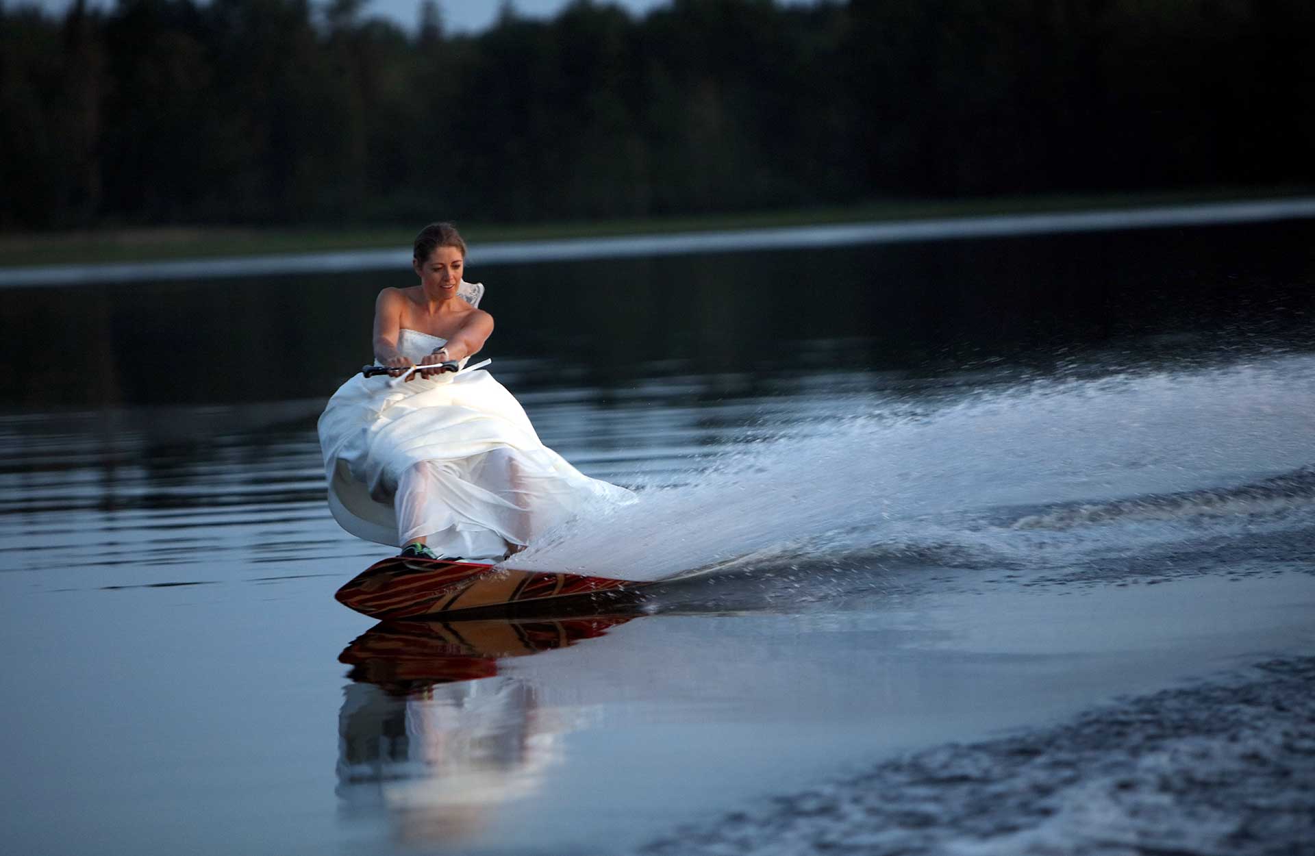 Wakeboard i Brudekjole - Foto: Lars-Eric Rådbo