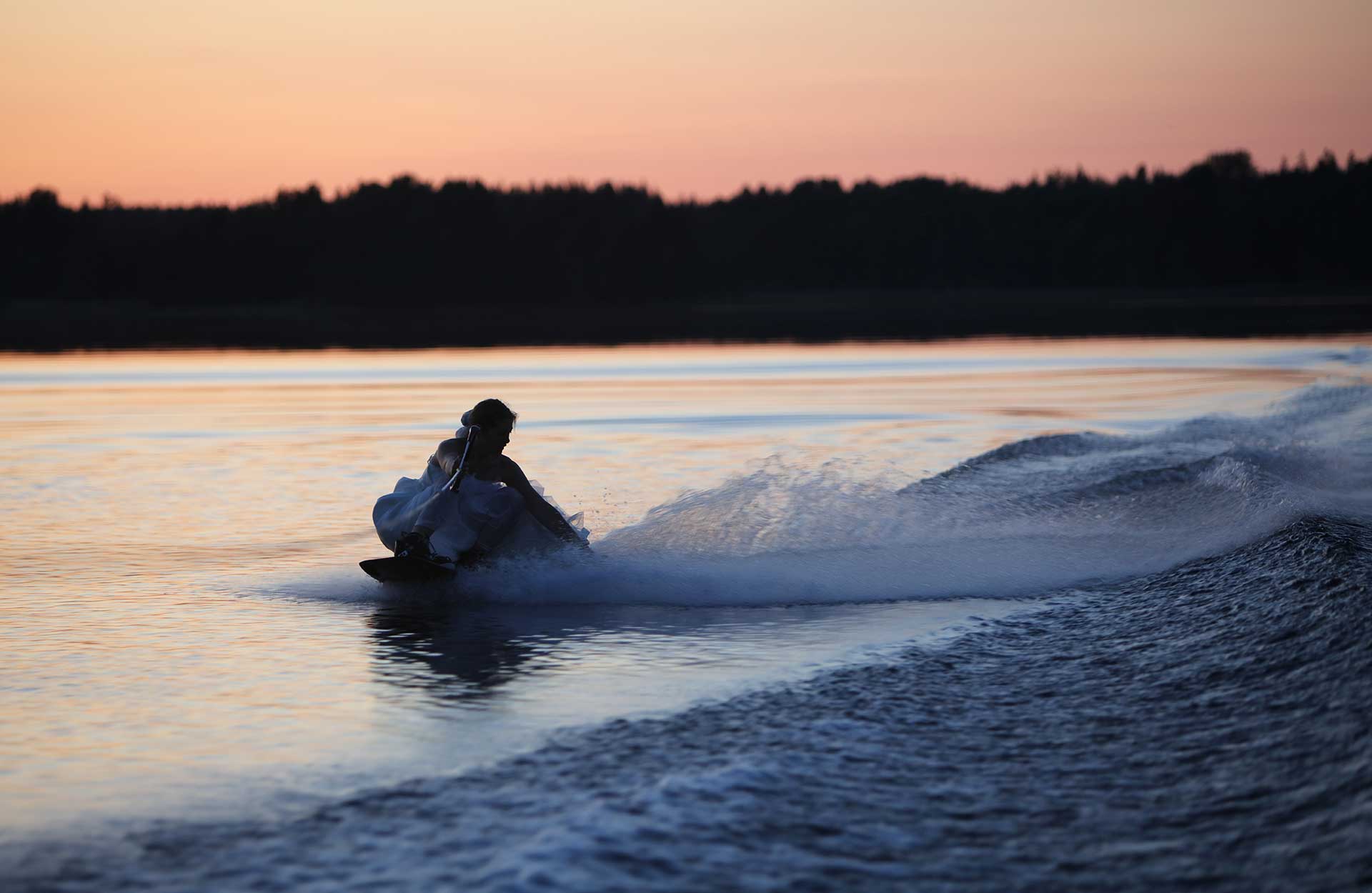 Wakeboard i Brudekjole - Foto: Lars-Eric Rådbo